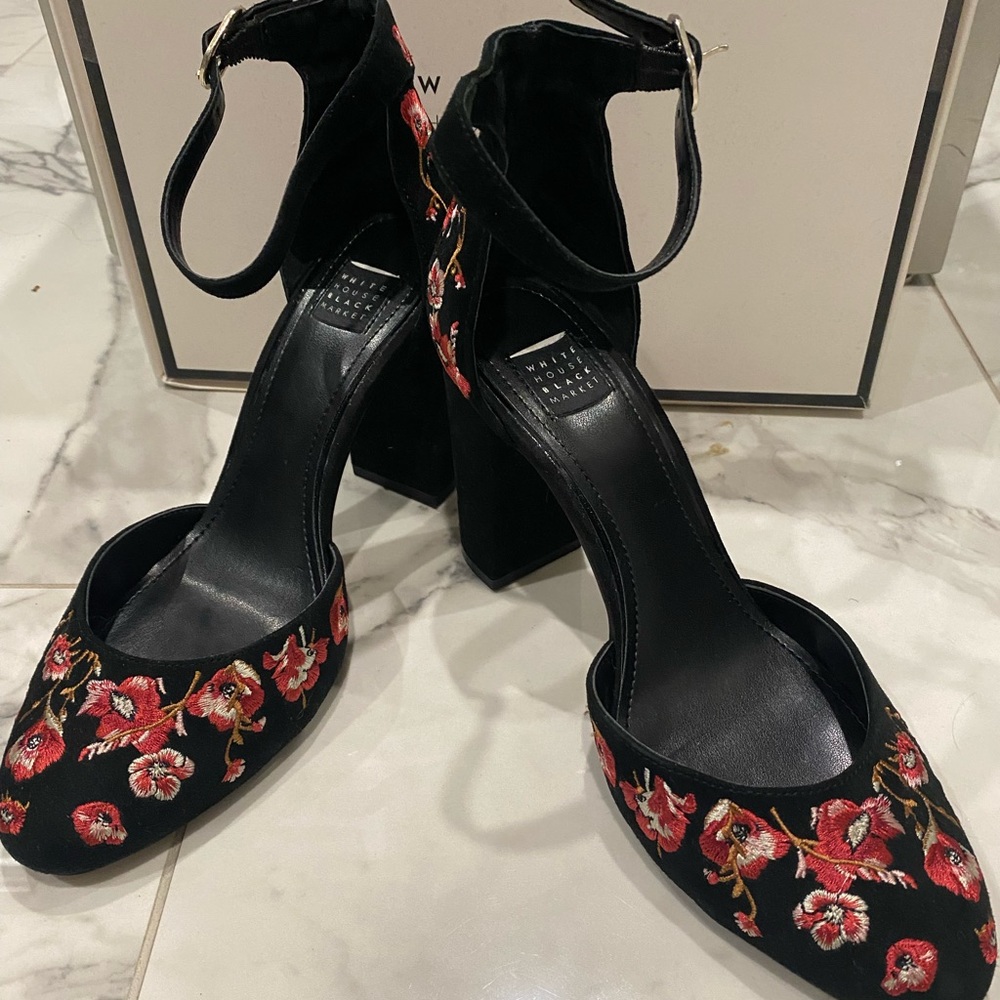 Luxe White House Black Market Piper Black Velvet and floral embroidered pumps πΉ - Picture 5 of 16